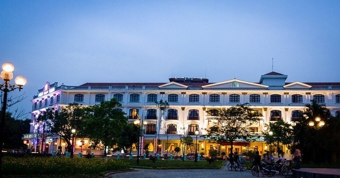 Khách sạn kiểu Pháp đẹp về đêm tại Huế